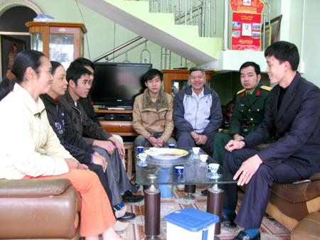 Cán bộ quân sự huyện, xã và đoàn thể thôn gặp mặt, động viên tân binh Nguyễn Cao Cường.